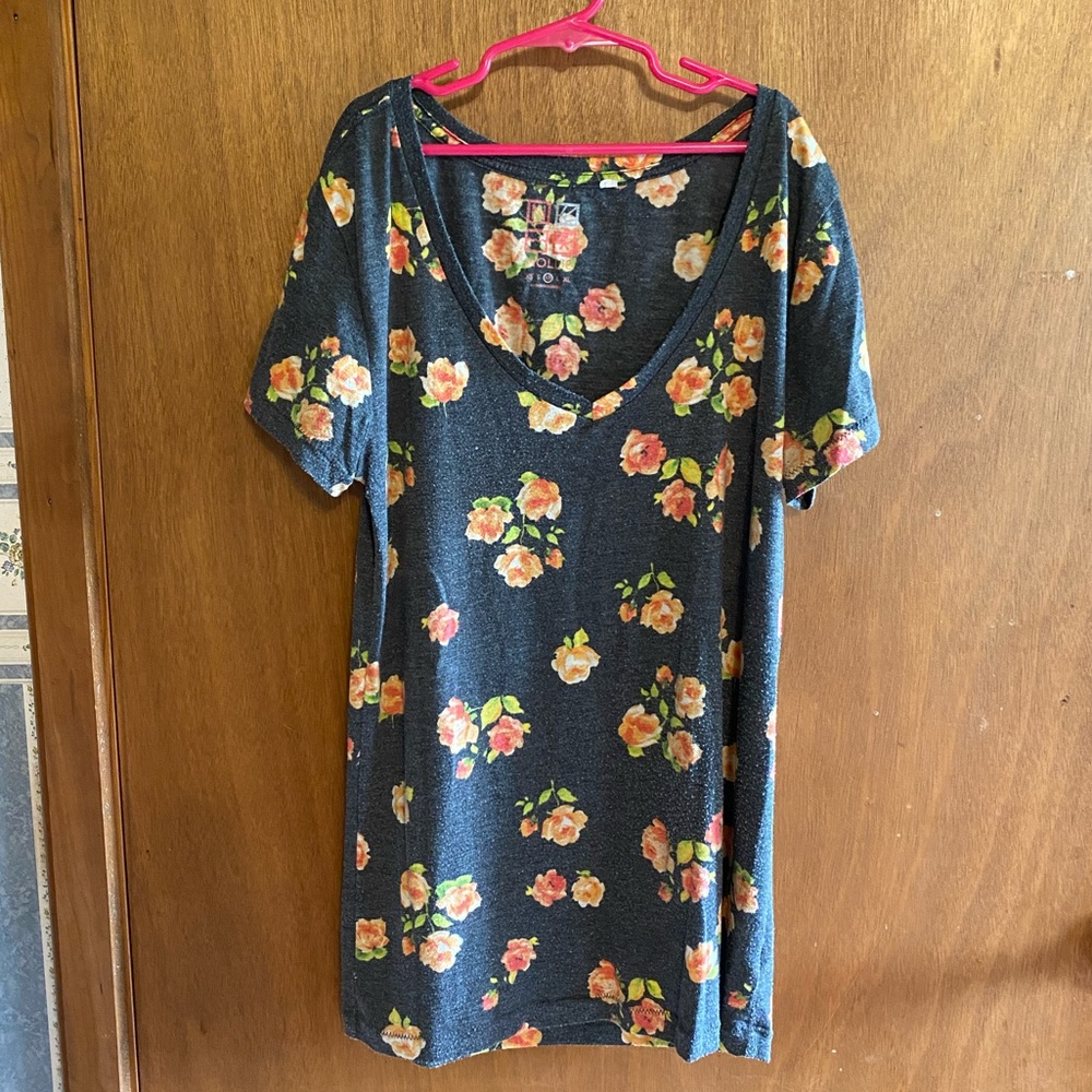 Floral V-neck tee